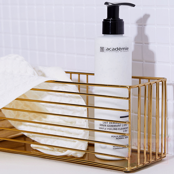 Молочко-мягкий пилинг 2 в 1 Academie Gentle Peeling Cleanser Lait Demaquillant Doux Gommant 2 en 1