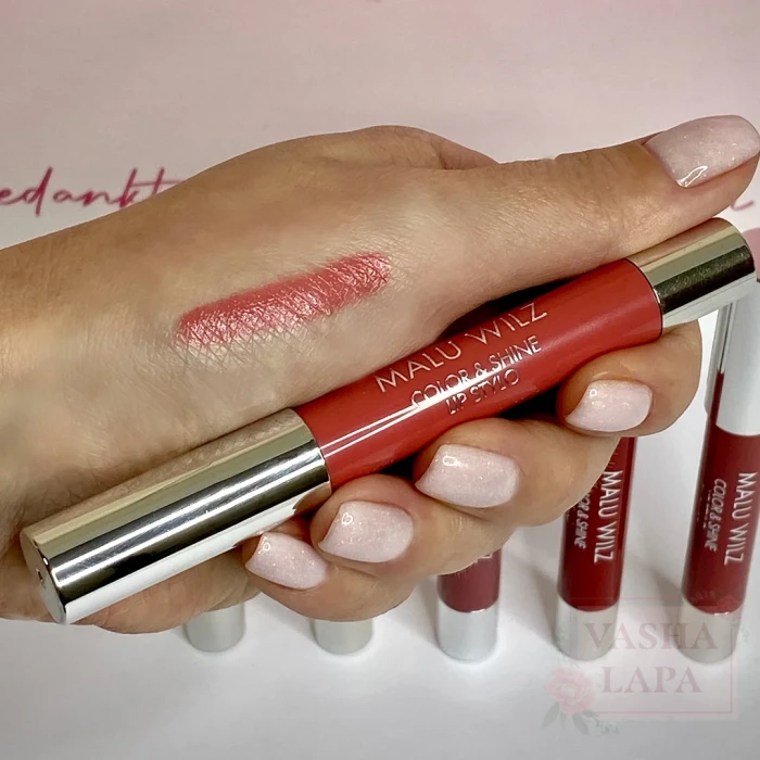 Зволожуюча помада для губ Malu Wilz Color & Shine Lip Stylo